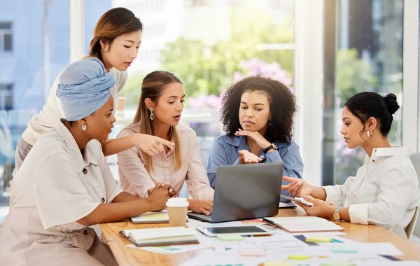 Comment une entreprise de produits de bien-être peut-elle utiliser les réseaux sociaux pour lancer une nouvelle gamme de produits ?