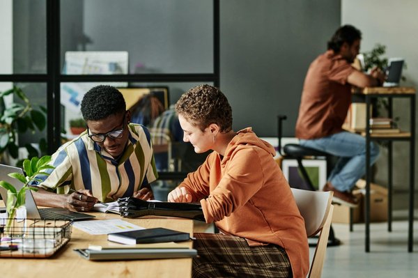 Comment mettre en place une stratégie de communication interne efficace pour une entreprise de grande distribution ?