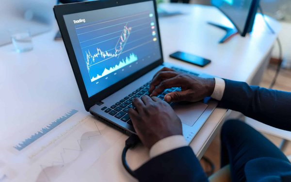 Comment les entreprises de services de sécurité peuvent-elles intégrer des technologies de pointe pour améliorer la protection des clients?