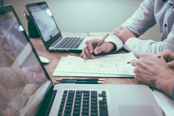 Comment les entreprises de services de traduction peuvent-elles optimiser leurs processus pour améliorer l'efficacité et la qualité?