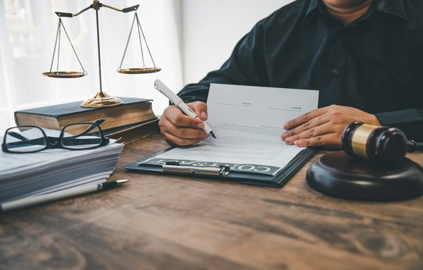 Avocat en droit viticole : comprendre son expertise avant de l'engager
