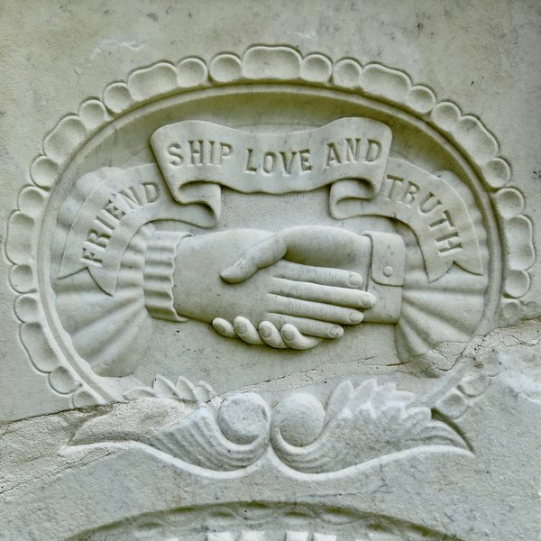 Plaque funéraire moderne : hommage unique et durable